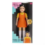 IMC Toys Squid Game: Young-Hee interaktív baba - 30 cm, angol nyelvű (925939) (925939)