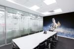 DIMEX ART Самозалепваща се флизелинова фототапета кон, тичащ през снега 375 x 250 см