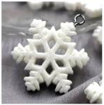  Fehér csillámos hópihe, akasztható. Mérete: 18 mm