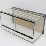 Pet King 80 x 40 x 40 cm | Prémium minőségű terrárium | 2D sziklaháttérrel