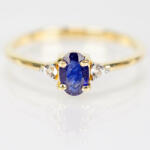  Arannyal Bevont Ezüst Gyűrű Ausztrál Kék Zafírral és Fehér Topázzal, Y65111/54