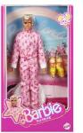 Barbie the Movie - Ken pink kezeslábasban (55357)
