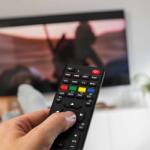 Delight Univerzális TV távirányító - 250+ típushoz - fekete - 2 x AAA Delight 39680 (39680)