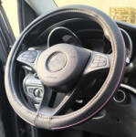  Bőrhatású kormányvédő huzat - 38cm - fekete/pink betétes