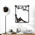  Fa alatt pihenő hölgyet ábrázoló modern, fekete színű fém fali dekoráció 14x17cm