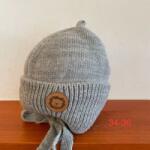  Vastag kötött, fülvédős, baba sapka megkötővel - Szürke oroszlános (34-36 cm fejkörfogat)