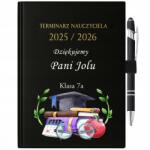 FunnyCase Naptár+Tartó+Toll A5 25/26 Köszönjük *tanárnév* (DZIĘUJEMY *IMIĘ NAUCZYCIELKI*)