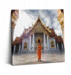 Wallfluent Nyomtatott Vászonkép Előszobába Szerzetes a templom előtt 60x60 cm (010030010270000075803)