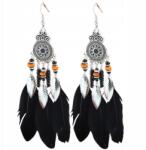 EdiBazzar Etnikai fülbevaló, hosszú, boho stílusú, fekete tollakkal, ezüst színű részletekkel, lógós (5905884064764)