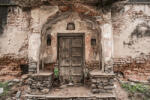 Dimex Vlies Fotótapéta - Ruins with old door - 375x250 cm (MS-5-0786)