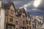 Dimex Vlies Fotótapéta - Wooden houses in Place Plumereau - 375x250 cm (MS-5-1205)