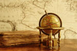 Dimex Vlies Fotótapéta - Vintage Globe and Book with Map - 375x250 cm (MS-5-1555)