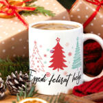 Deconline Crafts Karácsonyi bögre Fenyőfás, egyedi szöveggel 330 ml (DO129184-CUSTOM-Ceramic-Mug)