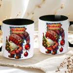 Deconline Crafts Egyedi neves karácsonyi bögre "Piros karácsonyi manó" 330 ml kerámia fekete Full HD (DO129203-BLACK-MUG)