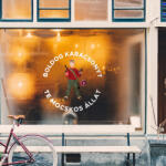 Deconline Crafts XL Karácsonyi ablakmatrica "Kevin" 50 cm fehér, színes (DO11004-WH-50)