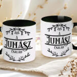 Deconline Crafts Egyedi neves karácsonyi bögre "Családneves" 330 ml kerámia fekete Full HD (DO129194-BLACK-MUG)