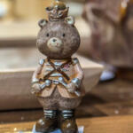 Decoration & Design Medve ruhában fenyővel, ajándékkal álló poly 4x4x10 cm cm barna 2 féle (DD69738)