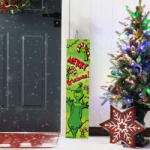 Deconline Crafts Nagyméretű Karácsonyi fa tábla 60 cm "Merry Grinchmas" bejárati ajtó mellé (DO69337-ENG)