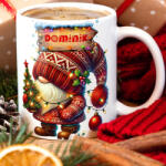 Deconline Crafts Egyedi neves karácsonyi bögre "Piros karácsonyi manó" 330 ml kerámia Full HD (DO129203-CERAMIC-MUG)
