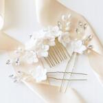 Kokonet Fésű szett virágokkal agyag fehér arany elegáns esküvői díszek (4-0210)