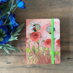 ALEX CLARK ART Jegyzetfüzet Alex Clark, vonalas, 14x10, 5cm, 160 oldal, gumis, méhecske rózsával (SCN18)