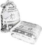  Karácsonyi 127x152 cm Sherpa takaró - pléd dísz zsákban / világosszürke szív - hópehely mintával