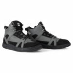 W-TEC Motoros csizma W-TEC Milwook, megerősített területek, fűzős rögzítés, fém fűzőlyukak, ergonomikus talpbetét, fényvisszaverő elem, csúszásmentes talp szürke-fekete 40 (29471-40)