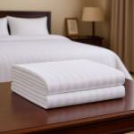 DeLuxe Pucioasa Cearceaf pat damasc hotelier cu dunga 3 cm, 240x260cm, alb