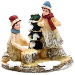  Téli falu figura - gyerekek fenyővel, farönkkel. Magassága kb. 5, 5 cm