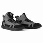  Motoros csizma W-TEC Milwook, megerősített területek, fűzős rögzítés, fém fűzőlyukak, ergonomikus talpbetét, fényvisszaverő elem, csúszásmentes talp szürke-fekete 46