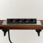 Delight 20446B felnyíló rejtett elosztó, 4 aljzattal, szálcsiszolt