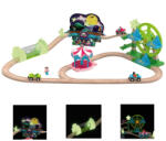 PlayTive Glow Amusement Train Set 32 részes Vidámpark fa vonat szett 3 db mechanikus autóval, foszforeszkáló (sötétben világító) elemekkel (PlayTive_Vidampark)