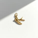KÁRPÁTHY ékszer Fecske charm, aranyozott