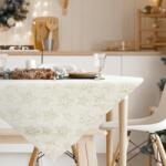 Takoy Față de masă de Crăciun WINTER din țesătură de bumbac decorată cu un model fin de steluțe Fata de masa