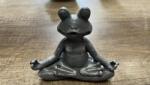  Meditáló béka- szürke