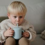 Mushie Szilikon szívószálas itatópohár - világoskék