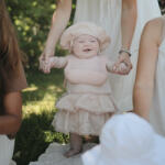 mushie Hajlékony szilikon előke - fehér margaréta