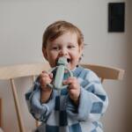 mushie Csörgő rágóka - robotka (halvány türkiz)