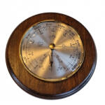 Lombik Barométer 3012. Dió színű fa hátlapon. Hőmérő mérési tartománya: -15°. . . +55°C Teljes méret Ø 140 mm. Műszer Ø 95 mm (111430120)