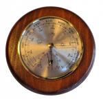 Lombik Barométer 3013. Cseresznye színű fa hátlapon. Hőmérő mérési tartománya: -15°. . . +55°C Teljes méret Ø 140 mm. Műszer Ø 95 mm (111430130)