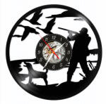  Ceas de perete decorativ Vanatoare de Rate, realizat din disc de vinil upcycled, model Vanator si Caine de Aport, negru, 30 cm