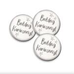  Dekorációs tábla, ajándékkísérő, nyomatott karton tábla 3mm-es, 5cm Boldog Karácsonyt felirat fehér-szürke (6592)