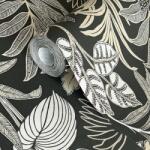 FüggönyFutár Webáruház Fekete-bézs színű növényi mintás Grandeco vlies-hab tapéta 2026 (A75302_vip25)