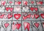  Pamutvászon textil szürke alapon szív mintával - 160 cm