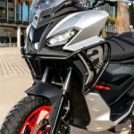 Piaggio (oem) Aprilia 125 SR GT Compact 2021+ 1B010054 első lábtartó védőcső fekete (eredeti) PIAGGIO (OEM) Vázak, idomok, kiegészítők Védőelemek Motorvédők