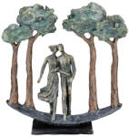  Szerelmes páros szobor bronz színben fákkal - 30 cm