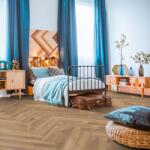 SWISS KRONO Parchet laminat 8 mm Stejar Kronotex Herringbone ton mediu D4764