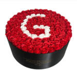 Aranjamente florale - Aranjament floral personalizat cu litera G in cutie rotunda neagra cu 135 trandafiri de sapun Litera G