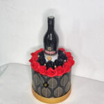 Aranjamente florale - Cadou Golden Black Gift Aranjament floral in cutie rotunda cu trandafiri de sapun si Angeli crema de whisky Aranjament floral