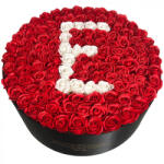 Aranjamente florale - Aranjament floral personalizat cu litera cutie rotunda neagra cu 125 trandafiri de sapun Litera Q